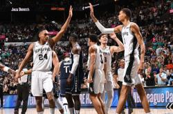 文班亚马复出首秀出彩，巴塞罗那主场横扫本菲卡，豪取35连胜(文班亚马50佳进球)